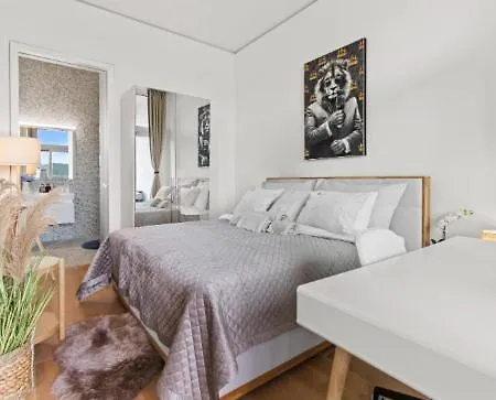 Large Luxury Business Penthouse Near Main Station Apartment *