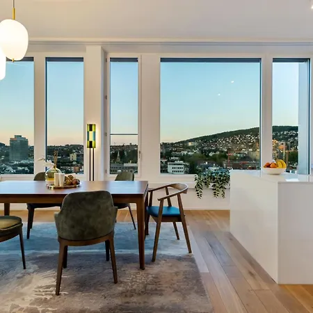 Large Luxury Business Penthouse Near Main Station *