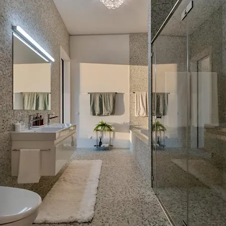 Old Luxury Business Penthouse Near Main Station